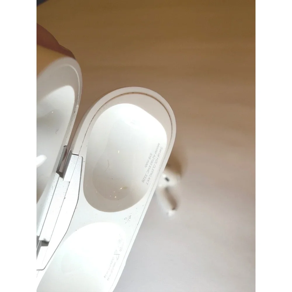 Apple AirPods Pro 1st Gen Wireless Earbuds & MagSafe Charging Case A2190 White